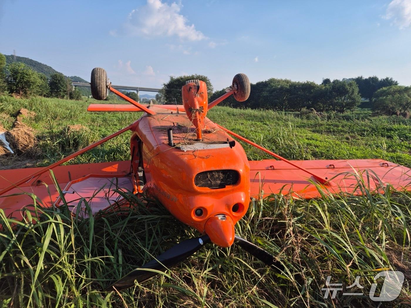 본문 이미지 - 공주 의당면 수촌리 경비행기 추락 사고 현장. (공주소방서 제공, 재판매 및 DB금지) / 뉴스1 
