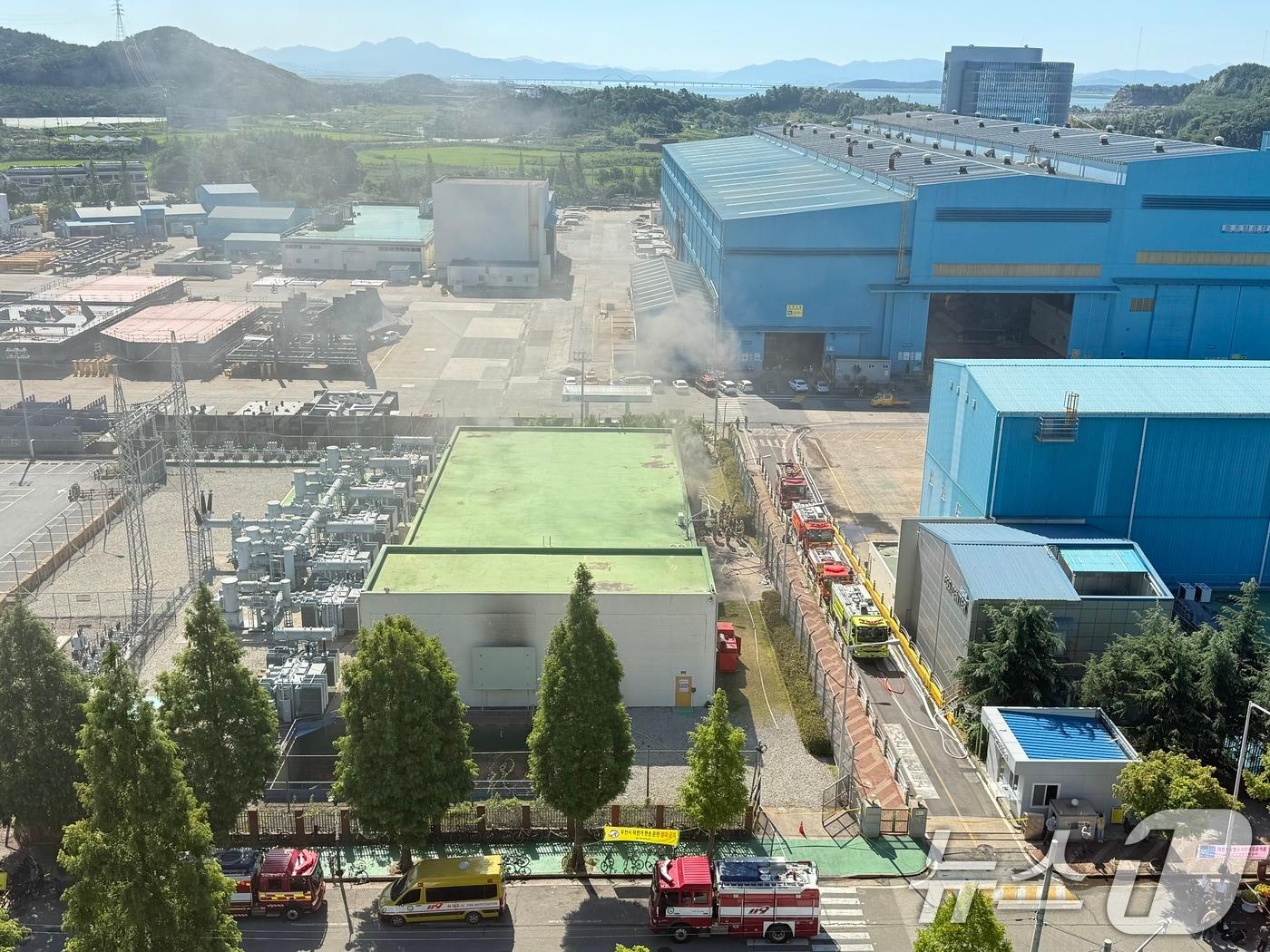 본문 이미지 - 29일 오전 전남 영암군 삼호읍 삼포리의 HD현대삼호 조선소내 지하공동구역에서 화재가 발생해 검은 연기가 올라오고 있다. 이 조선소에서는 전날 오후 11시 21분쯤 불이 났다. &#40;독자제공&#41; 2025.7.29/뉴스1 