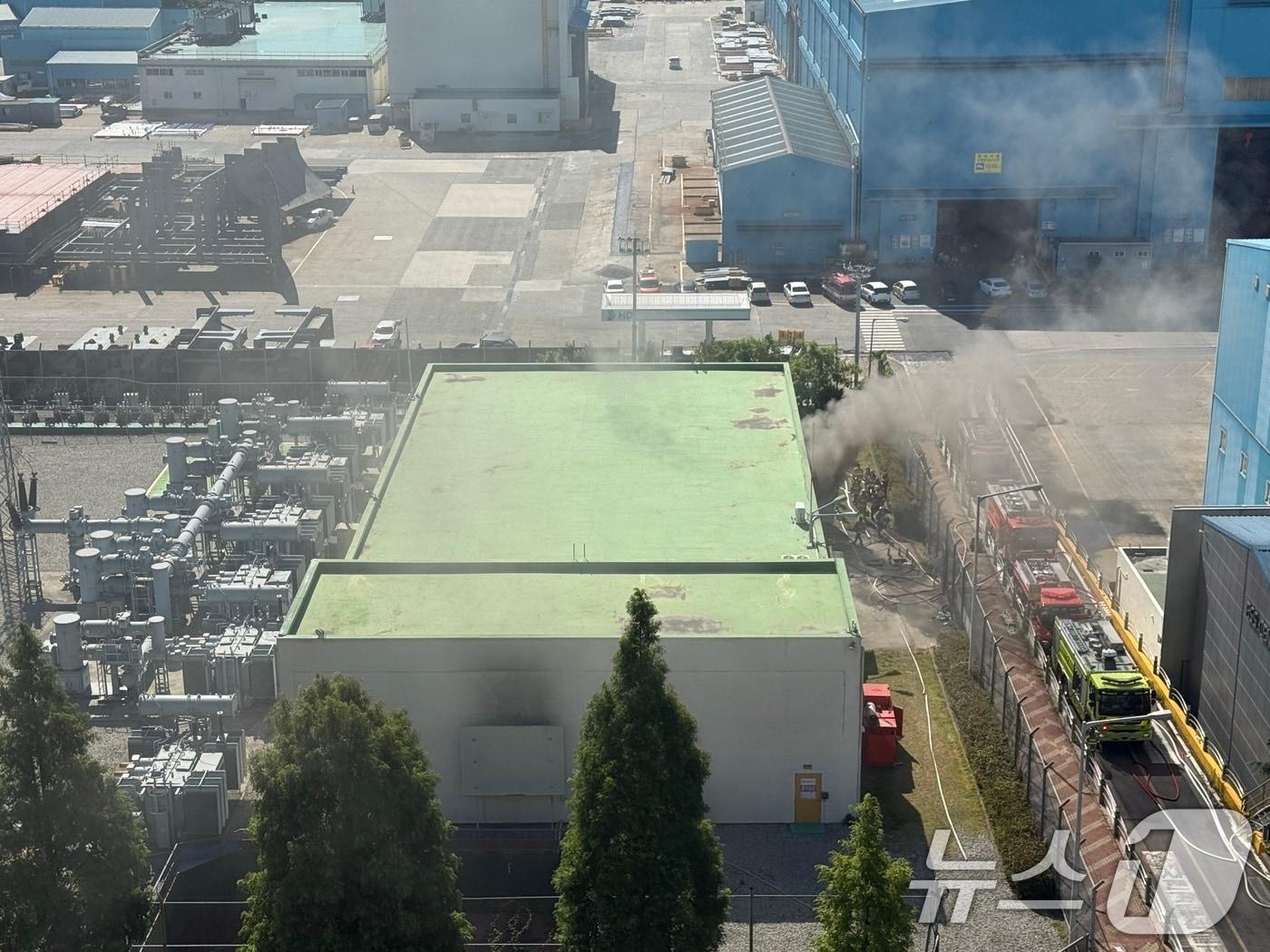 본문 이미지 - 29일 오전 전남 영암군 삼호읍 삼포리의 HD현대삼호 조선소내 지하공동구역에서 화재가 발생해 검은 연기가 올라오고 있다. 이 조선소에서는 전날 오후 11시 21분쯤 불이 났다. &#40;독자제공&#41; 2025.7.29/뉴스1 ⓒ News1 김태성 기자