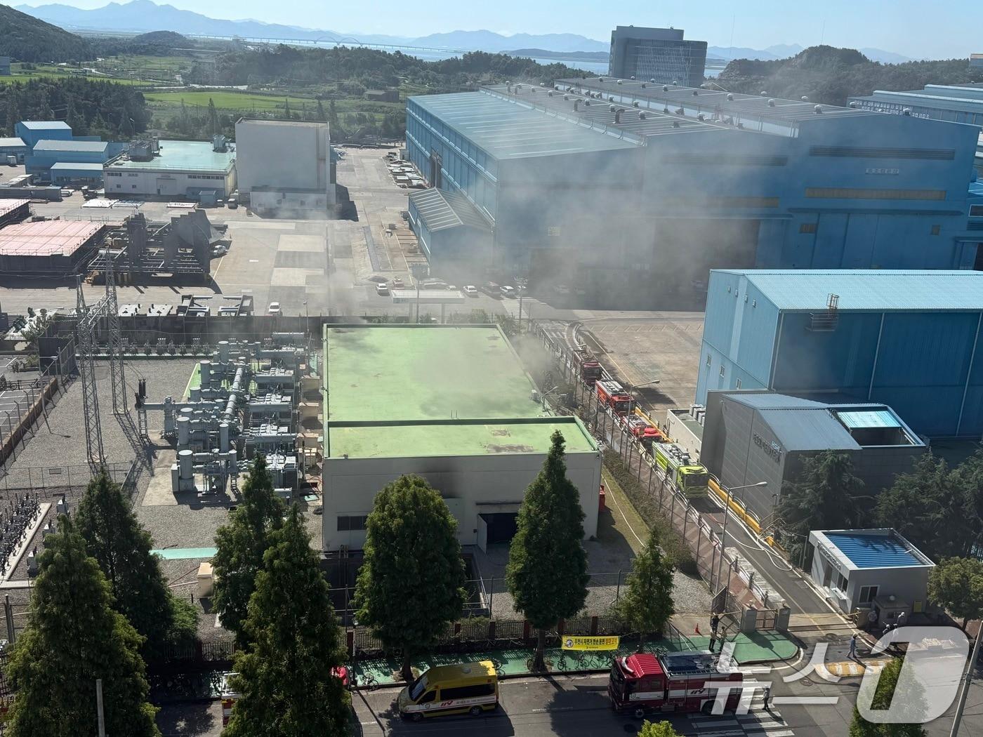본문 이미지 - 29일 오전 전남 영암군 삼호읍 삼포리의 HD현대삼호 조선소내 지하공동구역에서 화재가 발생해 검은 연기가 올라오고 있다. 이 조선소에서는 전날 오후 11시 21분쯤 불이 났다. 2025.7.29/뉴스1 ⓒ News1 김태성 기자