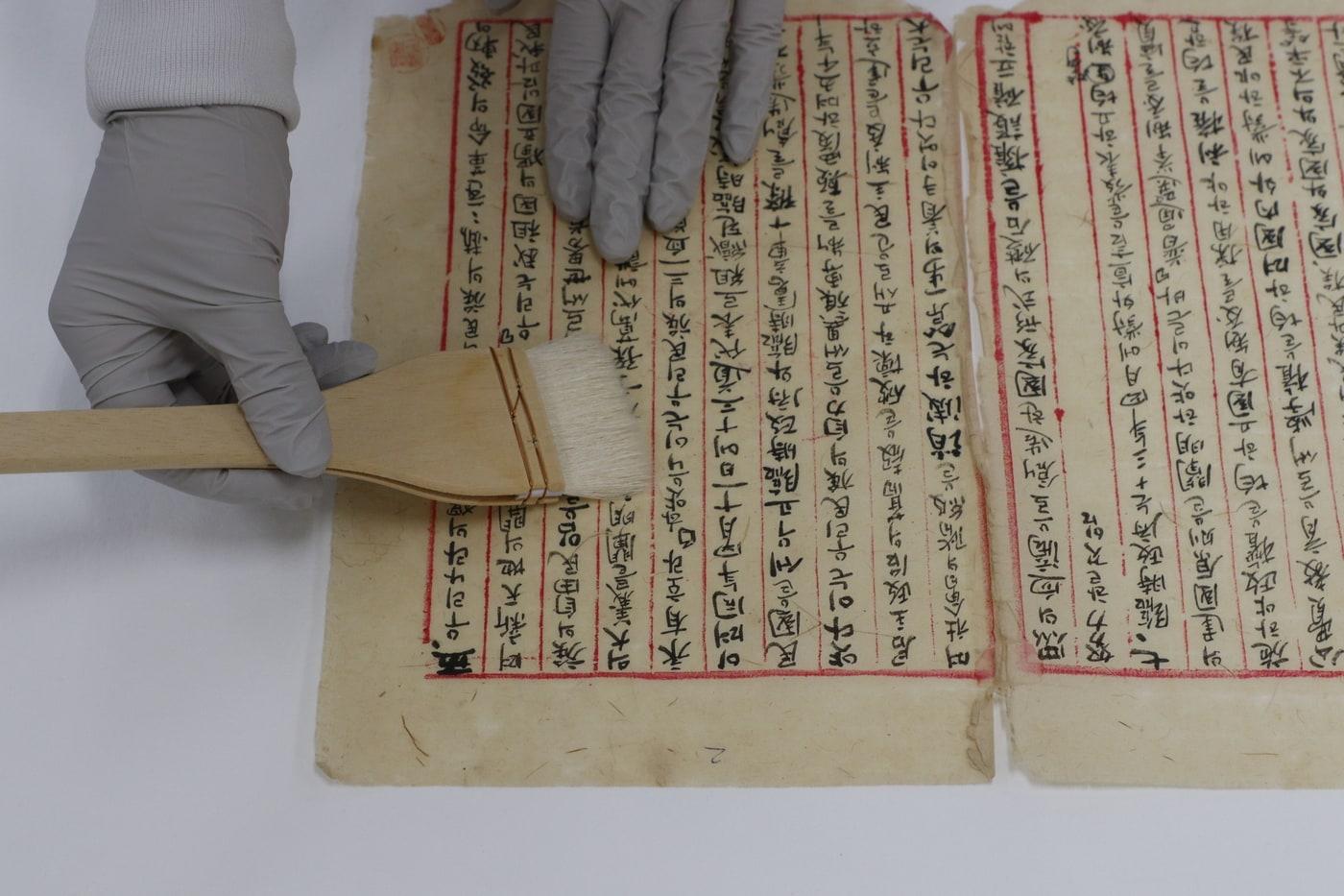 '대한민국임시정부 건국강령 초안'의 표면 오염물 제거 모습(국가유산청 제공)