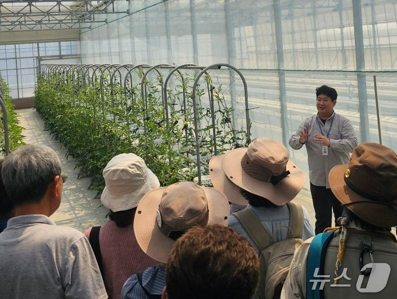 본문 이미지 - 지난해 진행한 &#39;도시농업 교육&#39;에서 참가자들이 수업을 하고 있는 모습.&#40;용인시 제공&#41;