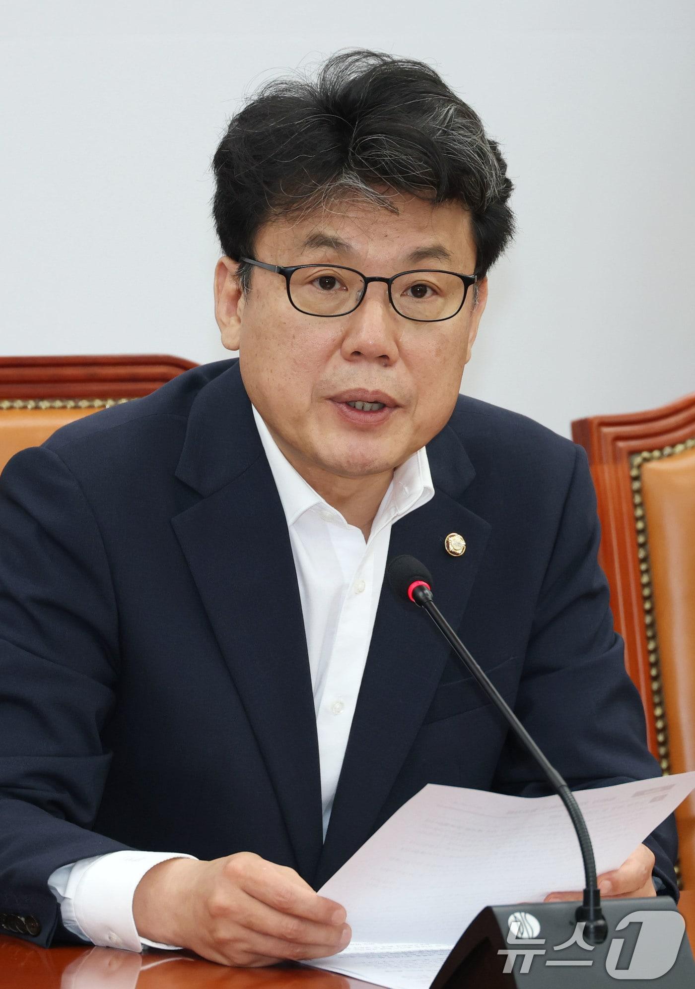 본문 이미지 - 지난 7월 29일 당시 진성준 더불어민주당 정책위의장이 서울 여의도 국회에서 열린 원내대책회의에서 발언하고 있는 모습. 2025.7.29/뉴스1 ⓒ News1 이광호 기자