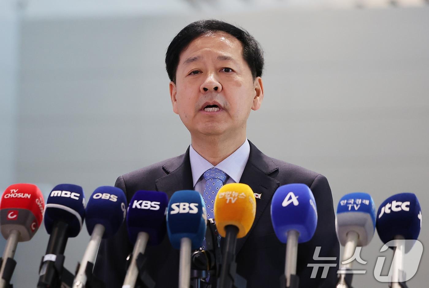 구윤철 경제부총리 겸 기획재정부 장관이 30일 오전 인천국제공항 제2터미널을 통해 미국으로 출국에 앞서 취재진 질문에 답변하고 있다. 구 부총리는 미국이 예고한 상호관세 25% 발효일(8월 1일) 하루 전날인 오는 31일(현지시간) 미국 워싱턴DC에서 스콧 베선트 미 재무장관과 만나 막판 한미 통상 협상 타결에 나선다. 2025.7.29./뉴스1 ⓒ News1 김진환 기자