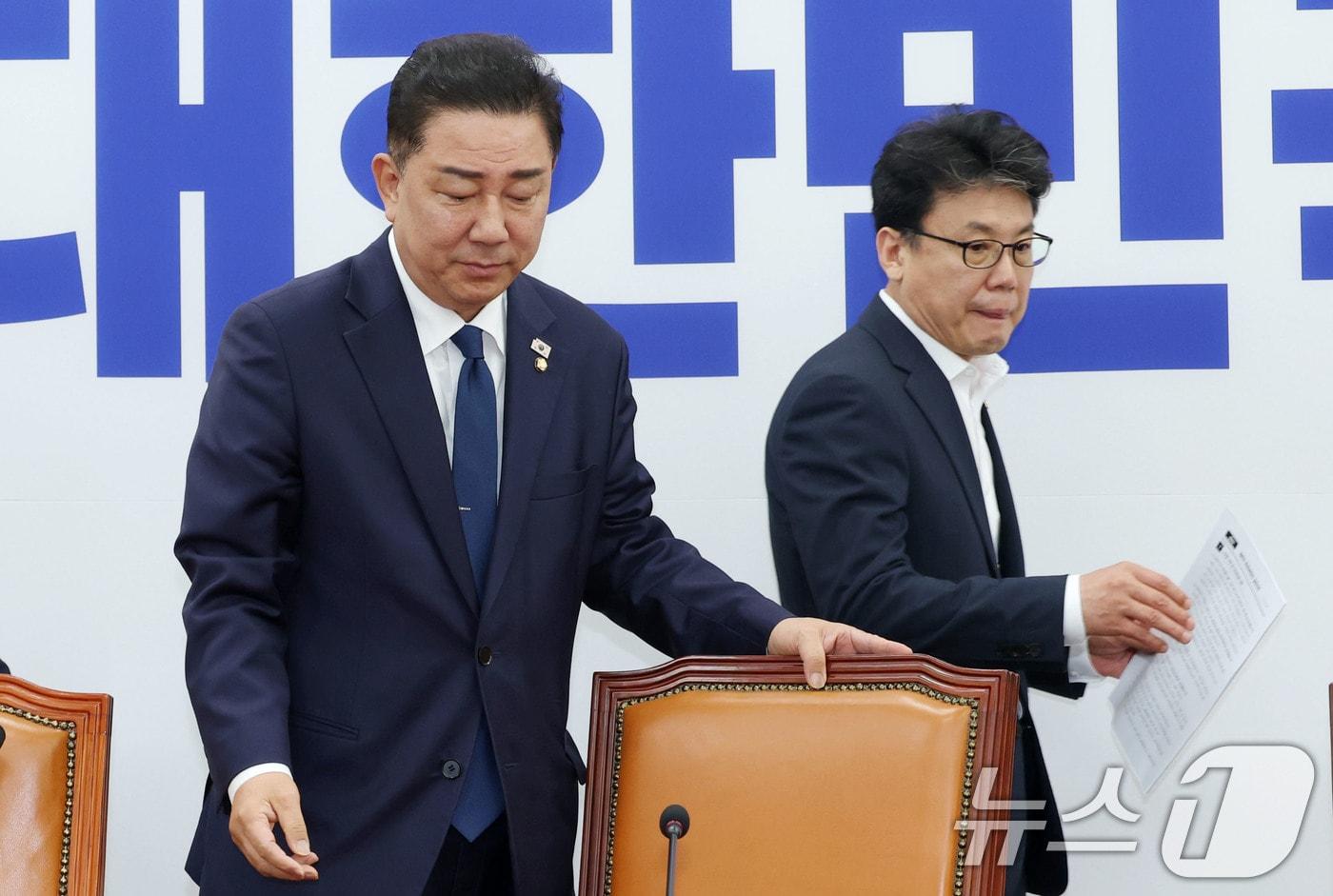 김병기 더불어민주당 대표 직무대행 겸 원내대표와 진성준 정책위의장이 29일 오전 서울 여의도 국회에서 열린 원내대책회의에 참석하고 있다. 2025.7.29/뉴스1 ⓒ News1 이광호 기자