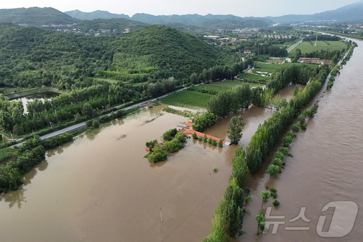 중국 베이징 미윈구에서 발생한 집중 호우 이후 차오강 인근에 농경지 침수됐다. 2025.7.28 ⓒ 로이터=뉴스1 ⓒ News1 정은지 특파원