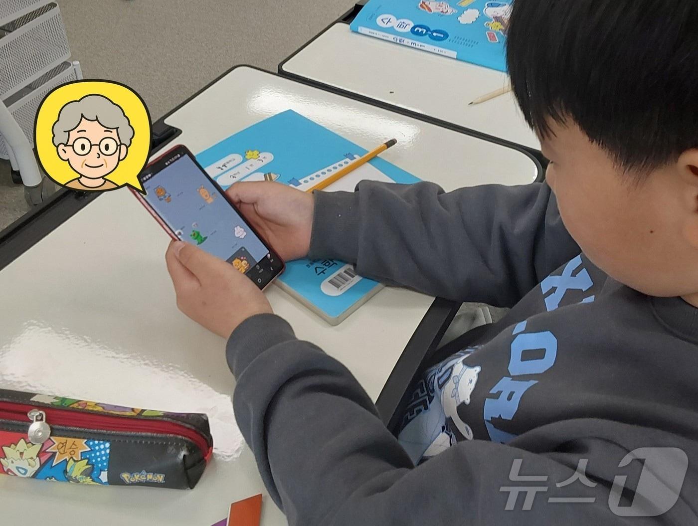 본문 이미지 - 경북교육청이 학교에서 진행하는 '할매 할배 톡톡데이'를 통해 따뜻한 세대 공감 문화 확산과 실천 중심 인성교육을 강화하고 있다.(경북교육청 제공, 재판매 및 DB 금지)ⓒ News1 김대벽기자