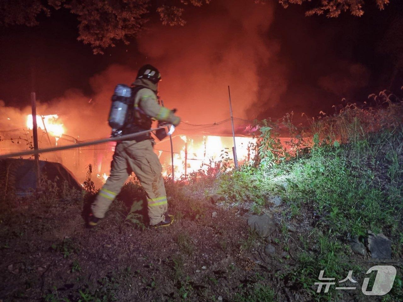 본문 이미지 - 29일 오전 2시 41분쯤 충북 영동군 매곡면 한 주택에서 불이 났다.(영동소방서 제공, 재판매 및 DB금지) /뉴스1 