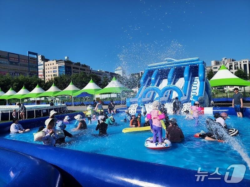 본문 이미지 - 경기 파주시가 지난 25일 새롭게 개장한 공공 물놀이장인 운정 가족형 물놀이장. &#40;파주시 제공, 재판매 및 DB금지&#41;