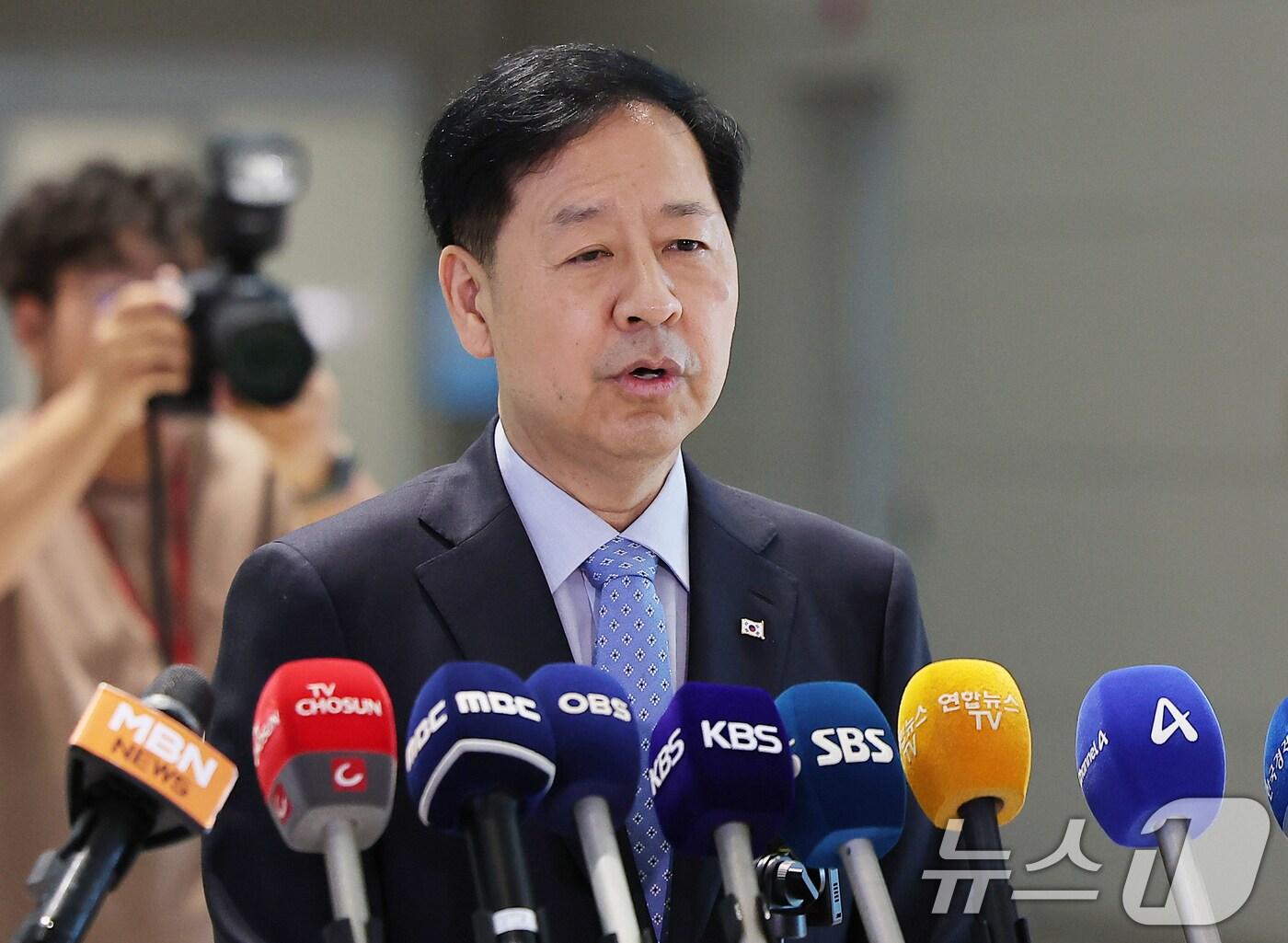 본문 이미지 - 구윤철 경제부총리 겸 기획재정부 장관이 7월 29일 오전 인천국제공항 제2터미널을 통해 미국으로 출국에 앞서 발언하고 있다.  2025.7.29/뉴스1 ⓒ News1 김진환 기자
