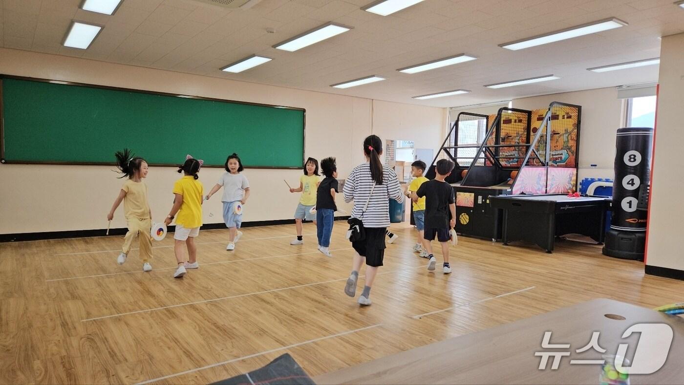 엄사초등학교 ‘건강한 돌봄놀이터’ 모습(계룡시 제공.재판매 및 DB금지)/뉴스1   