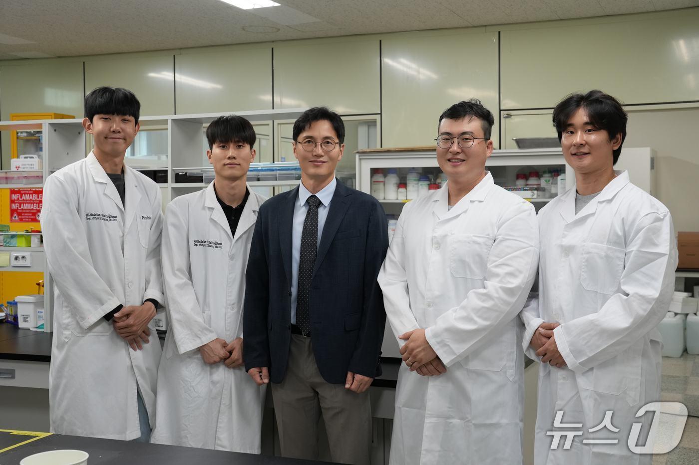 강청훈 체육교육과 교수가 이끄는 건강질병대사연구실. 사진 왼쪽부터 이시현 연구원, 장준호 연구원, 강청훈 연구책임자, 소병훈 연구원, 염동진 연구원.(인하대 제공. 재배포 및 DB금지)2025.7.29/뉴스1