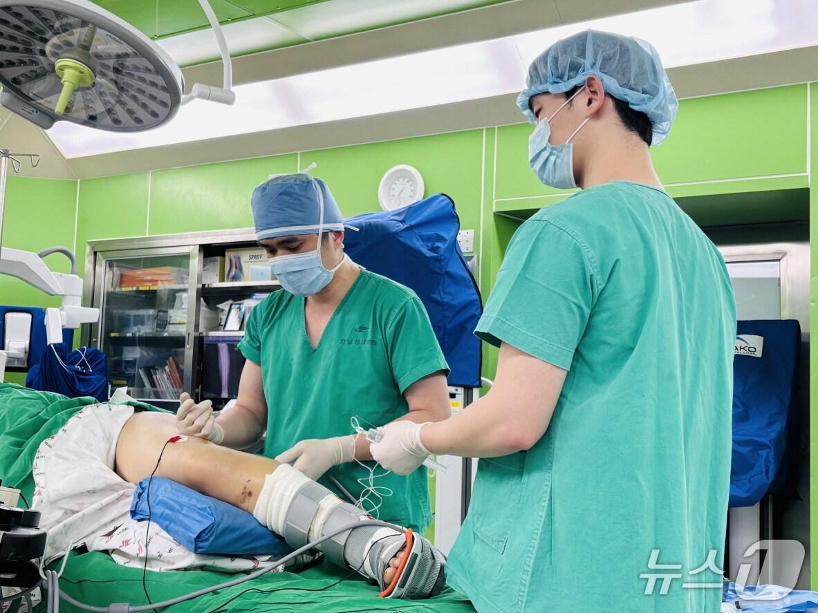 본문 이미지 - 김형년 교수가 발목골절환자 수술 전 말초신경마취를 시행하고 있다.(한림대학교강남성심병원 제공)