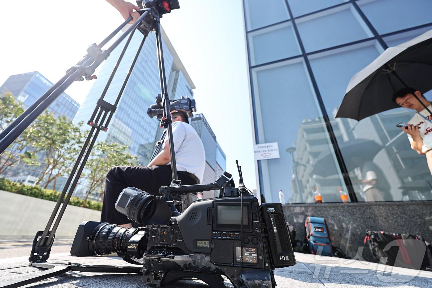 김건희 특검이 공천개입 의혹과 관련해 윤석열 전 대통령에게 소환조사를 통보한 29일 서울 종로구 김건희 특검 사무실 앞에서 취재진이 대기하고 있다. 윤 전 대통령은 이날 특검의 소환조사 요구에 불응했다. 2025.7.29/뉴스1 ⓒ News1 김도우 기자