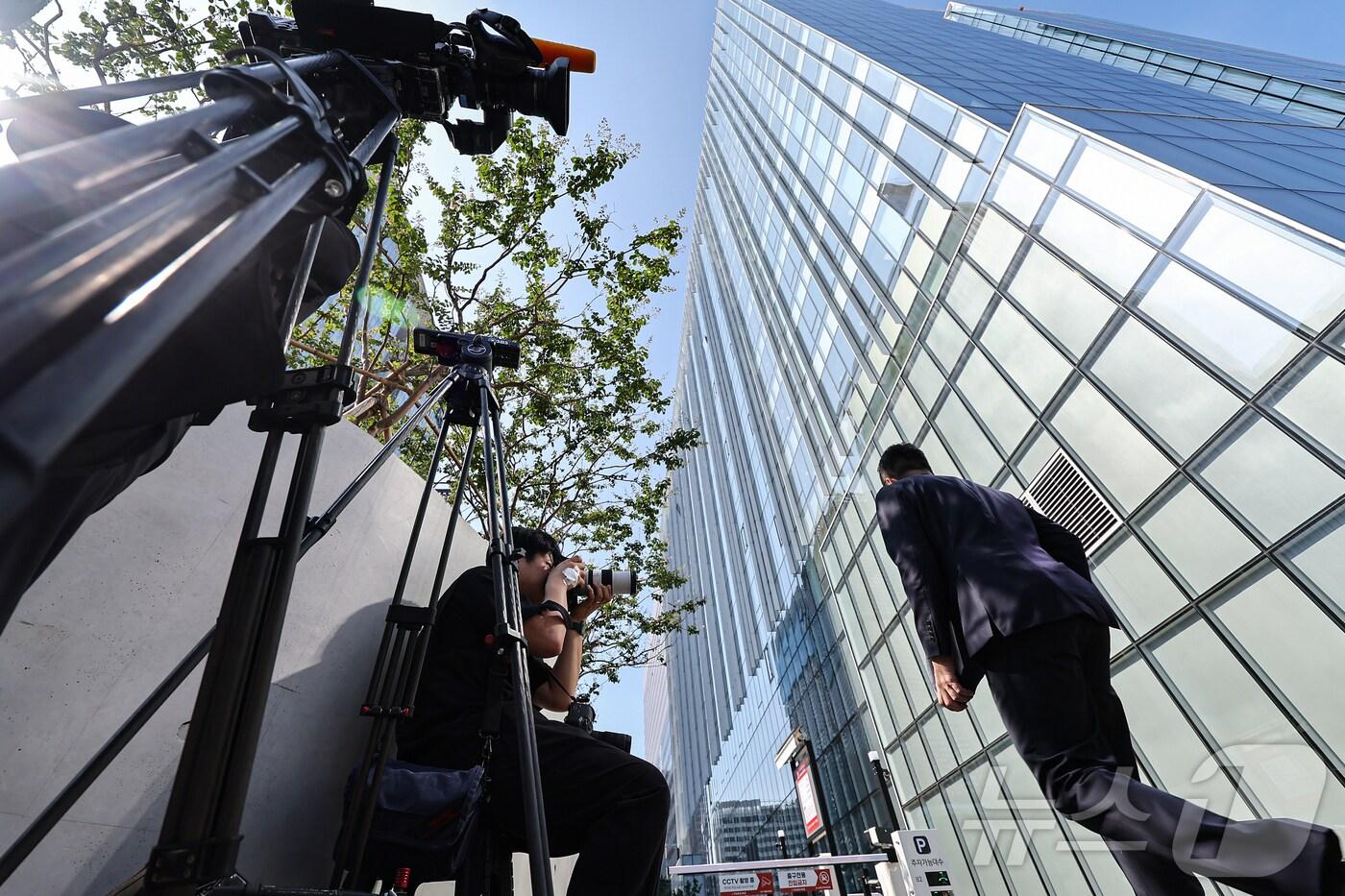 김건희 특검이 공천개입 의혹과 관련해 윤석열 전 대통령에게 소환조사를 통보한 29일 서울 종로구 김건희 특검 사무실 앞에서 취재진이 대기하고 있다. 윤 전 대통령은 이날 특검의 소환조사 요구에 불응했다. 2025.7.29/뉴스1 ⓒ News1 김도우 기자