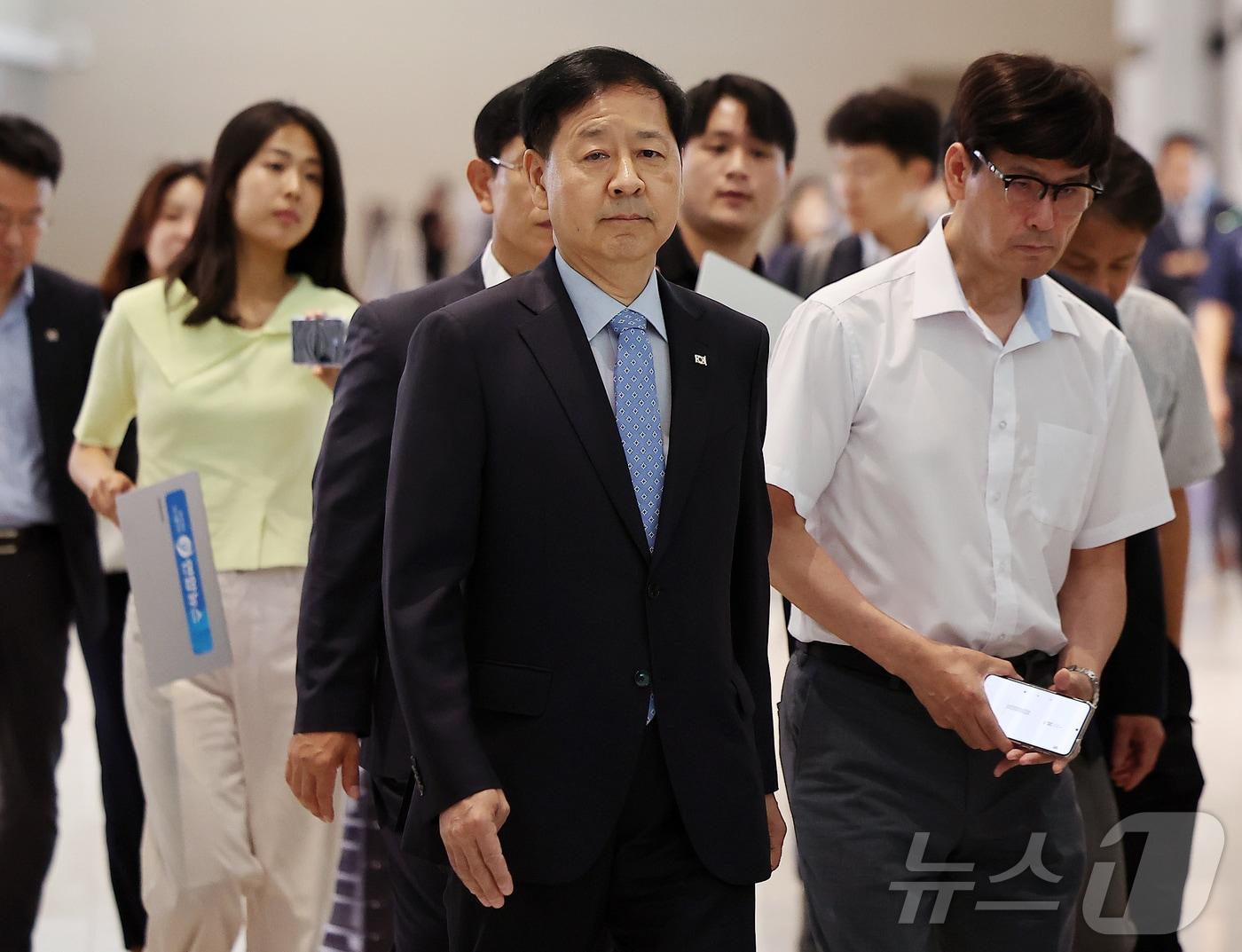 본문 이미지 - 구윤철 경제부총리 겸 기획재정부 장관이 29일 오전 인천국제공항 제2터미널을 통해 미국으로 출국하고 있다.  2025.7.29/뉴스1 ⓒ News1 김진환 기자