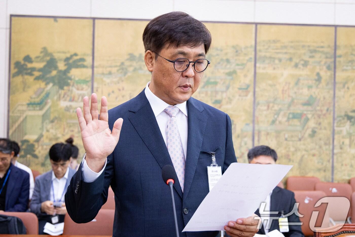 최휘영 문화체육관광부 장관 후보자가 29일 서울 여의도 국회 문화체육관광위원회에서 열린 인사청문회에 출석해 선서하고 있다. 2025.7.29/뉴스1 ⓒ News1 유승관 기자
