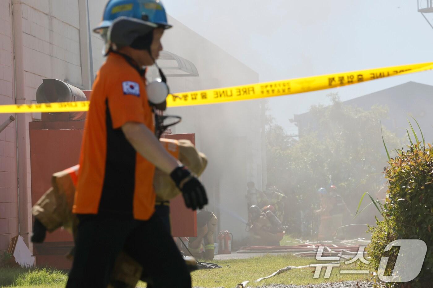 29일 오전 전남 영암군 대불국가산업단지 HD현대삼호 조선소내 변전소에서 화재가 발생해 소방 당국이 진화 작업을 벌이고 있다. . 2025.7.29/뉴스1 ⓒ News1 김태성 기자