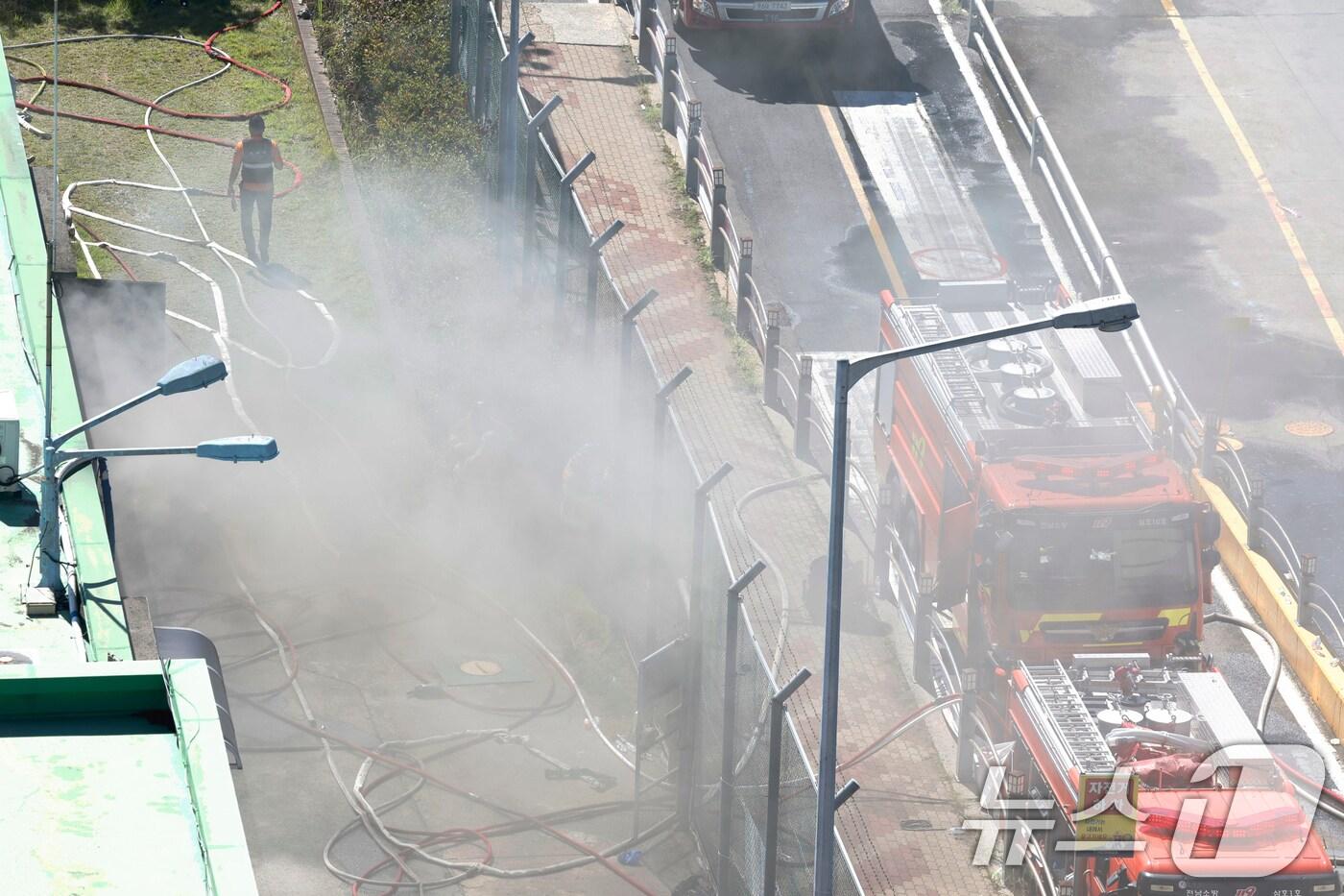 29일 오전 전남 영암군 대불국가산업단지 HD현대삼호 조선소내 변전소에서 화재가 발생해 소방 당국이 진화 작업을 벌이고 있다. . 2025.7.29/뉴스1 ⓒ News1 김태성 기자