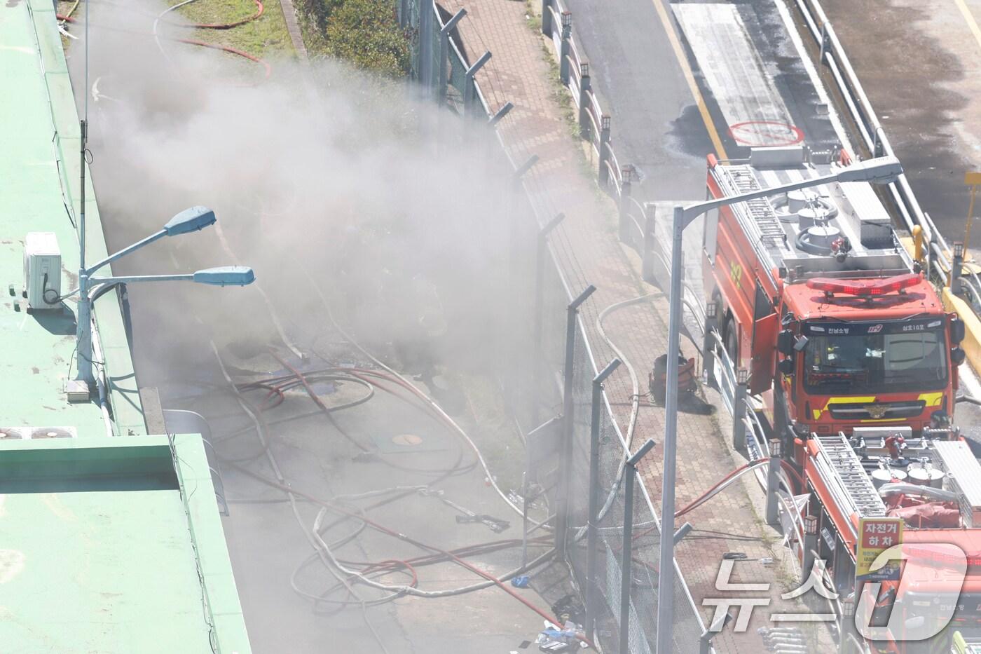 29일 오전 전남 영암군 대불국가산업단지 HD현대삼호 조선소내 변전소에서 화재가 발생해 소방 당국이 진화 작업을 벌이고 있다. . 2025.7.29/뉴스1 ⓒ News1 김태성 기자