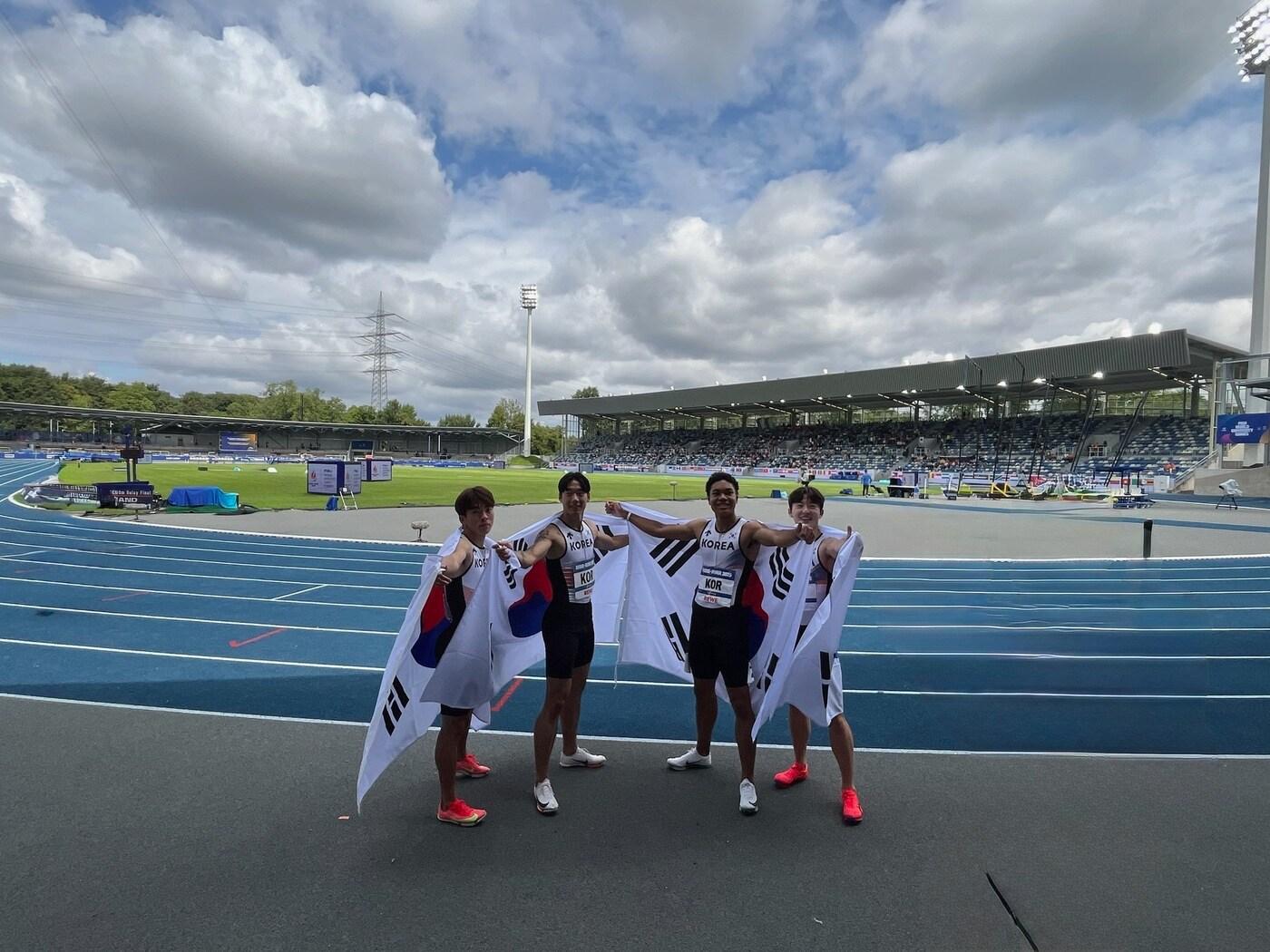 본문 이미지 - 서민준 선수(맨 오른쪽)가 포함된 남자 400m 릴레이 국가대표팀이 독일 로르하이데 스타디움에서 열린 하계 유니버시아드 최종전에서 금메달을 차지하고 기념촬영을 하고 있다.(서천군 제공. 재판매 및 DB금지)/뉴스1