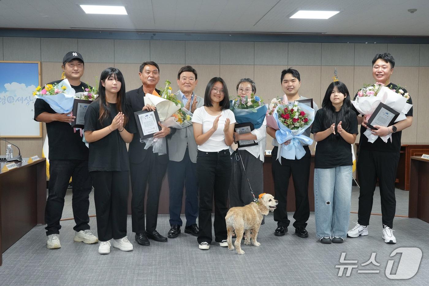 제주 해상에서 파도에 휩쓸린 초등학생 3명을 구한 시민 등 5명이 지난 28일 도교육감 감사패를 받고 김광수 교육감, 구조한 아이들과 기념촬영을 하고 있다.(제주도교육청 제공. 재판매 및 DB 금지)