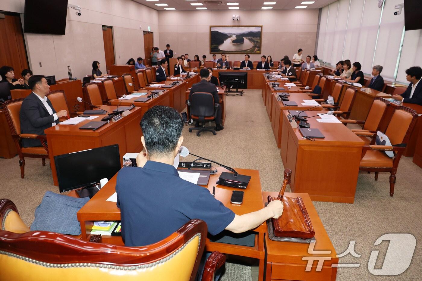 29일 오전 서울 여의도 국회에서 열린 농림축산식품해양수산위원회의 제3차 농림축산식품법안심사소위원회에서 이원택 위원장이 의사봉을 두드리고 있다. 이날 농해수위 법안소위에서는 농수산물 유통 및 가격안정에 관한 법률 일부개정법률안을 심사할 예정이다. 2025.7.29/뉴스1 ⓒ News1 이광호 기자