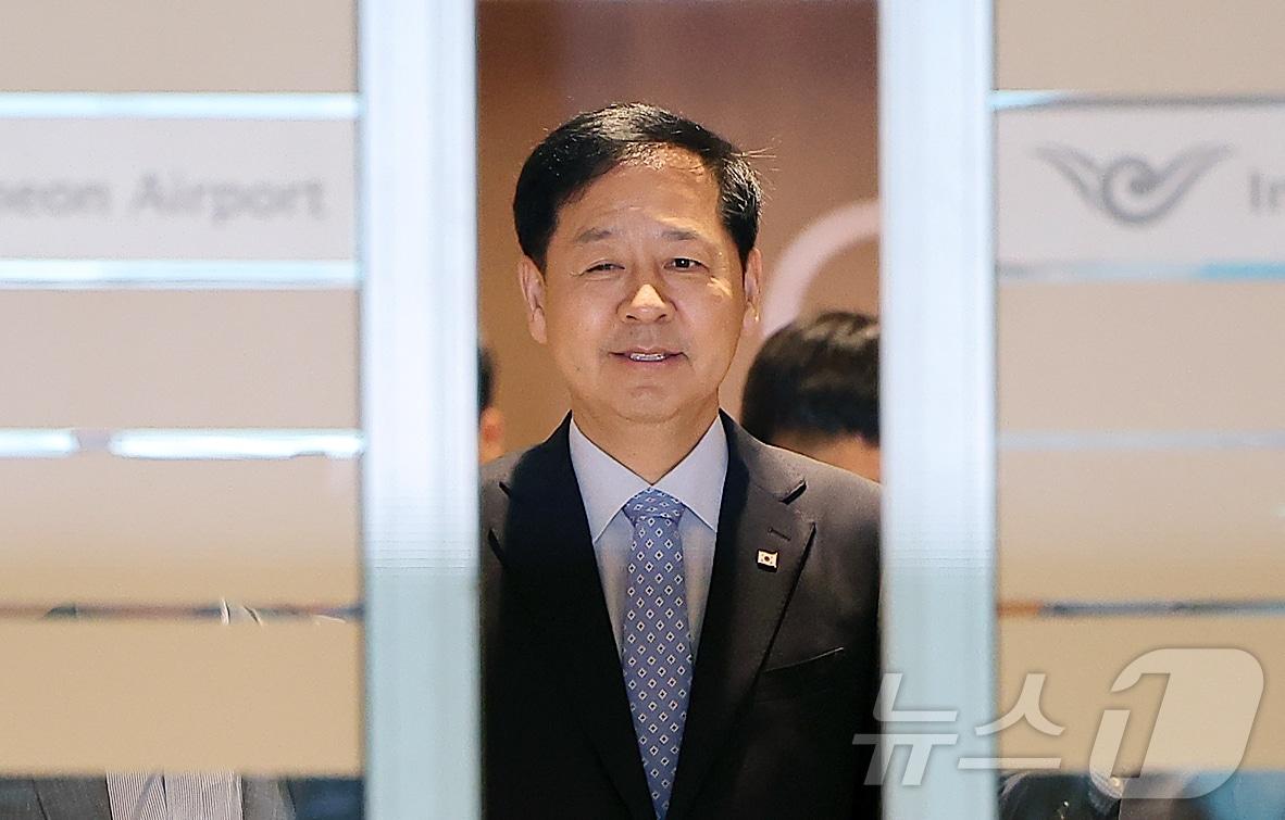 본문 이미지 - 구윤철 경제부총리 겸 기획재정부 장관이 지난 29일 오전 인천국제공항 제2터미널을 통해 미국으로 출국하고 있다. ⓒ News1 김진환 기자