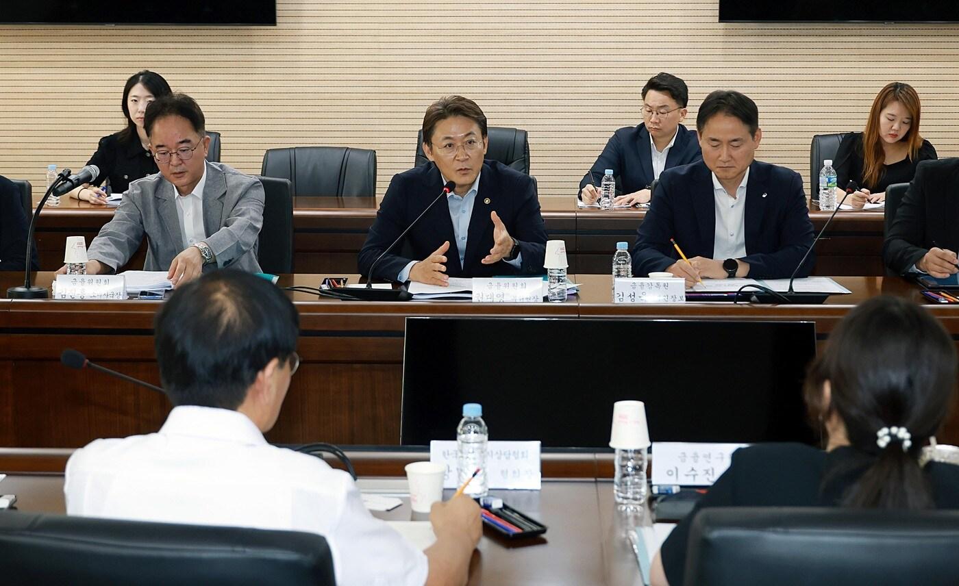 권대영 금융위원회 부위원장이 29일 오전 서울 중구 서민금융진흥원에서 개인 연체채권 관리 관련 현장 간담회를 열고  금융회사등의 개인 연체채궈 관리실태 파악 및 개선방향에 대해 논의했다.(금융위원회 제공)