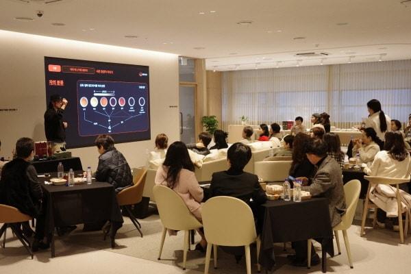 본문 이미지 - 고객센터 內 라이프라운지를 활용한 라이프플러스 아카데미 / 사진=한화생명 제공