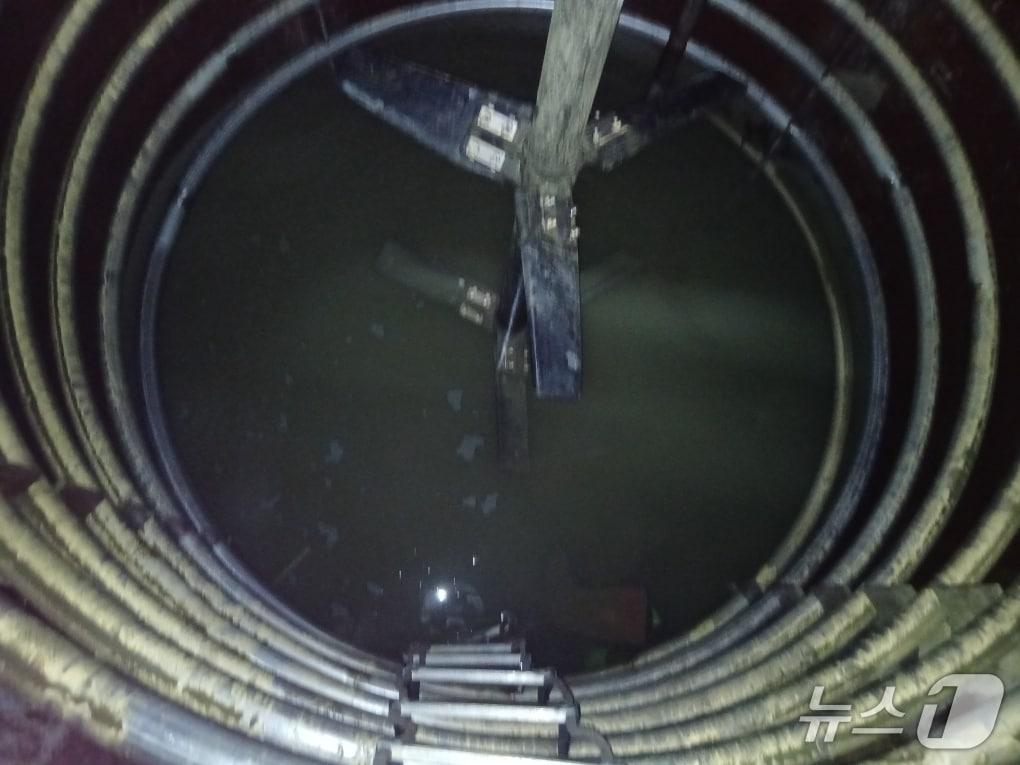 본문 이미지 -  추락 사망사고가 발생한 충주 화학공장 탱크.(충주경찰서 제공. 재판매 및 DB금지)/뉴스1