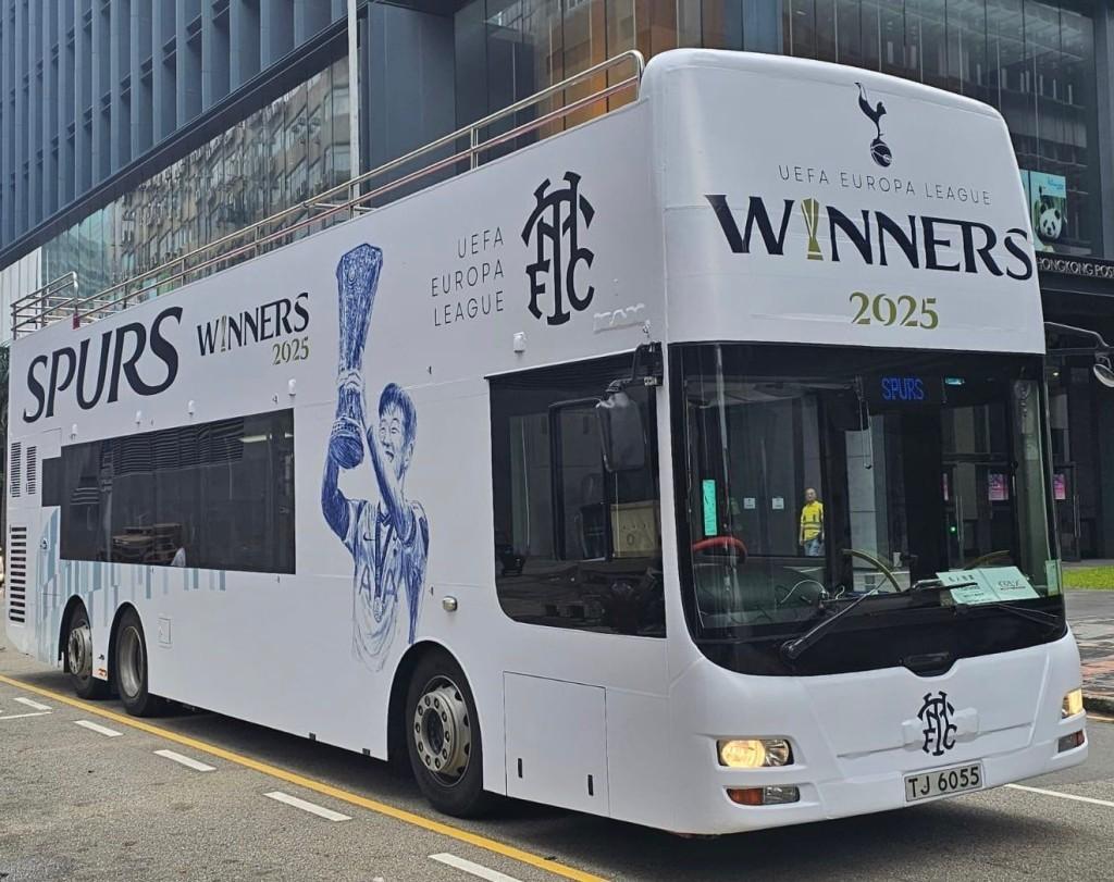 본문 이미지 - 홍콩 팬들이 래핑한 토트넘 우승 기념 버스(스퍼스HK 제공) 