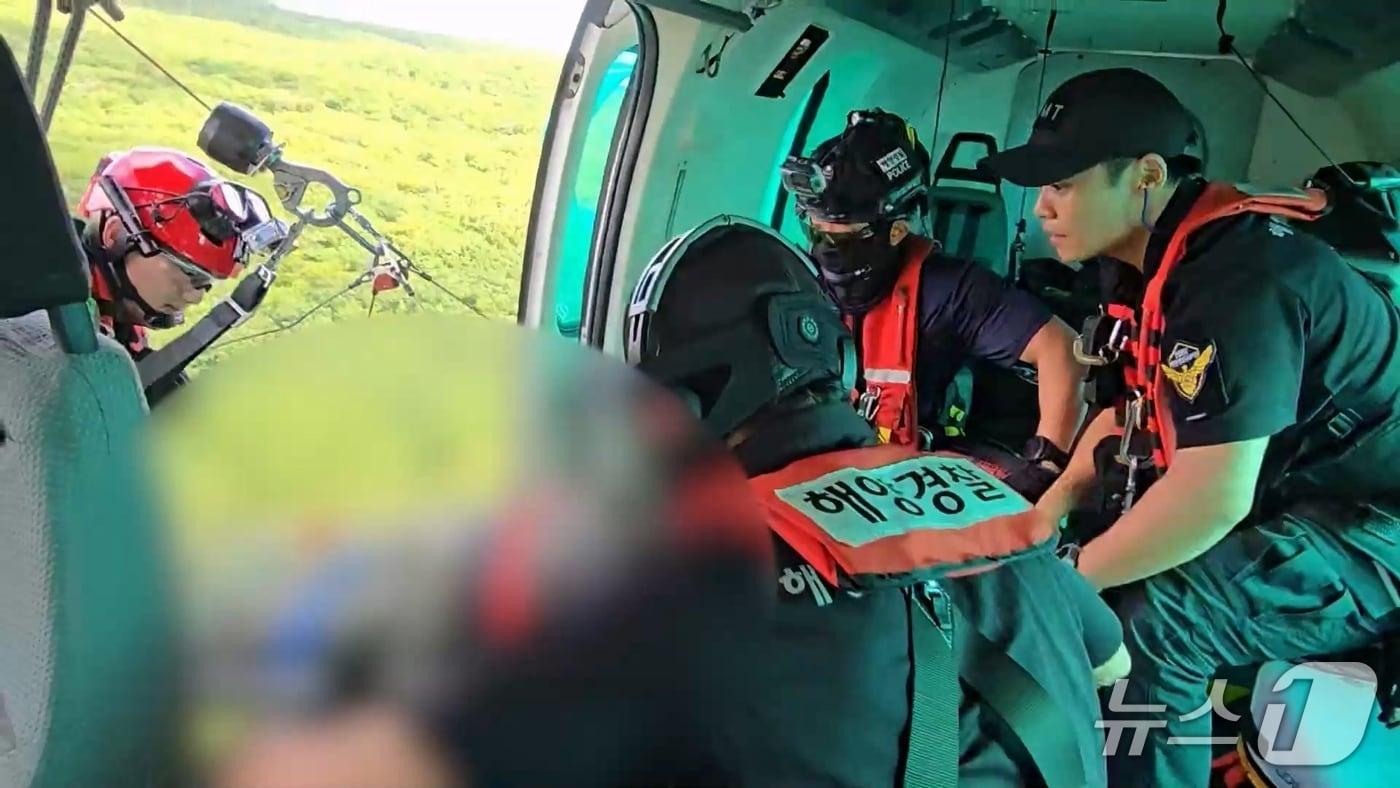 29일 오전 제주 한라산에서 60대가 쓰러져 해경 헬기로 병원에 이송되고 있다.(제주지방해양경찰청 제공. 재판매 및 DB 금지)