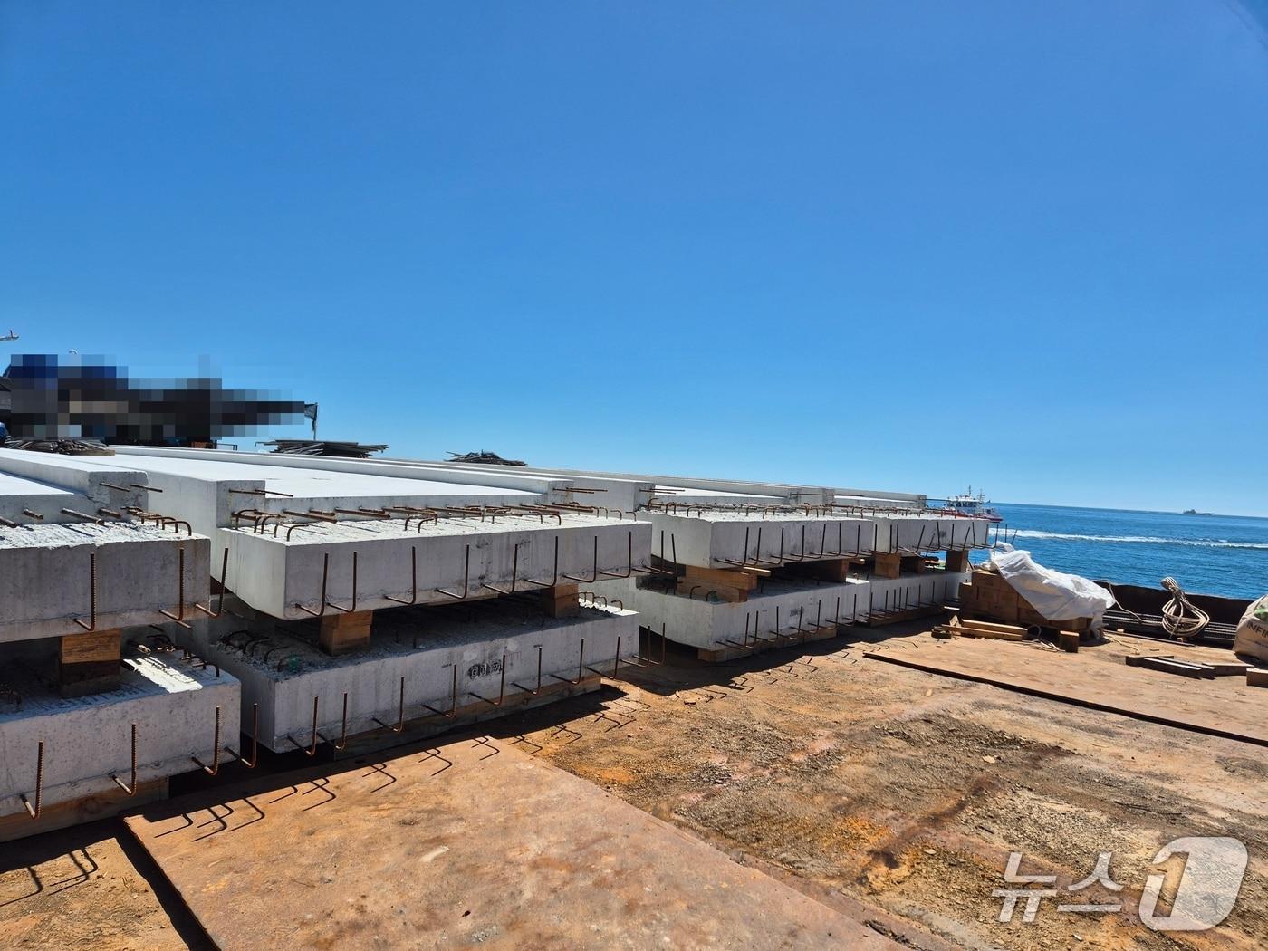 본문 이미지 - 해상공사 현장에 동원된 406톤급 작업선에 고정장치 없이 개당 30톤에 달하는 거더가 실려 운반 중인 모습. (군산해경 제공. 재판매 및 DB금지)