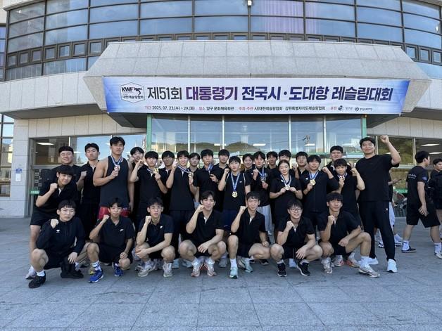 본문 이미지 - 51회 대통령기 전국시도대항 레슬링대회에서 우수한 성적을 거둔 충북체육고등학교 레슬링부.(충북교육청 제공. 재판매 및 DB금지)/뉴스1