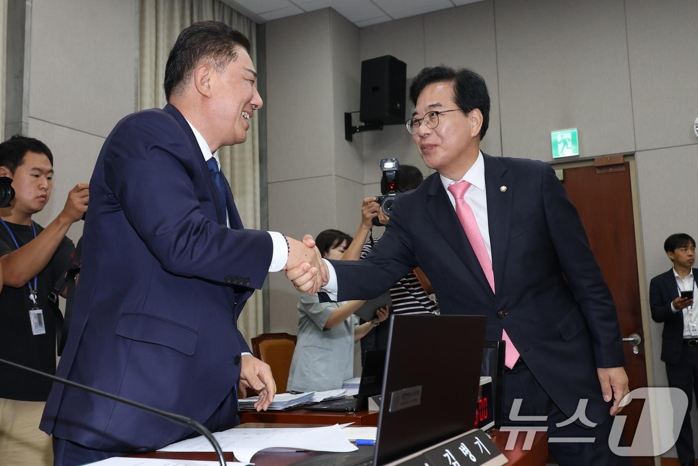 국회 운영위원장인 김병기 더불어민주당 대표 직무대향 겸 원내대표와 송언석 국민의힘 비상대책위원장 겸 원내대표가 29일 서울 여의도 국회에서 열린 운영위원회 전체회의에서 악수하고 있다. 2025.7.29/뉴스1 ⓒ News1 이광호 기자