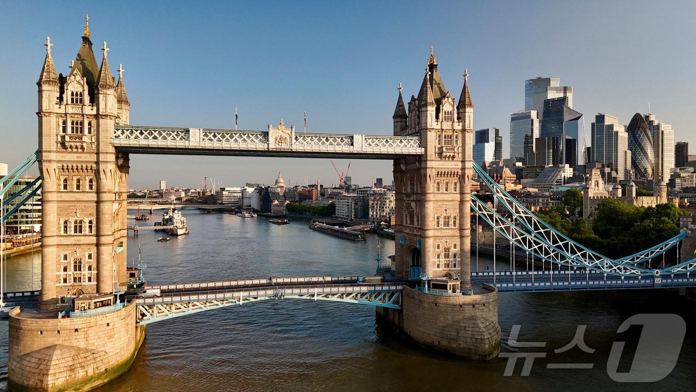 2025년 6월 19일 영국 수도 런던 타워브리지의 일출 풍경. 2025.6.19 ⓒ 로이터=뉴스1 ⓒ News1 강민경 기자
