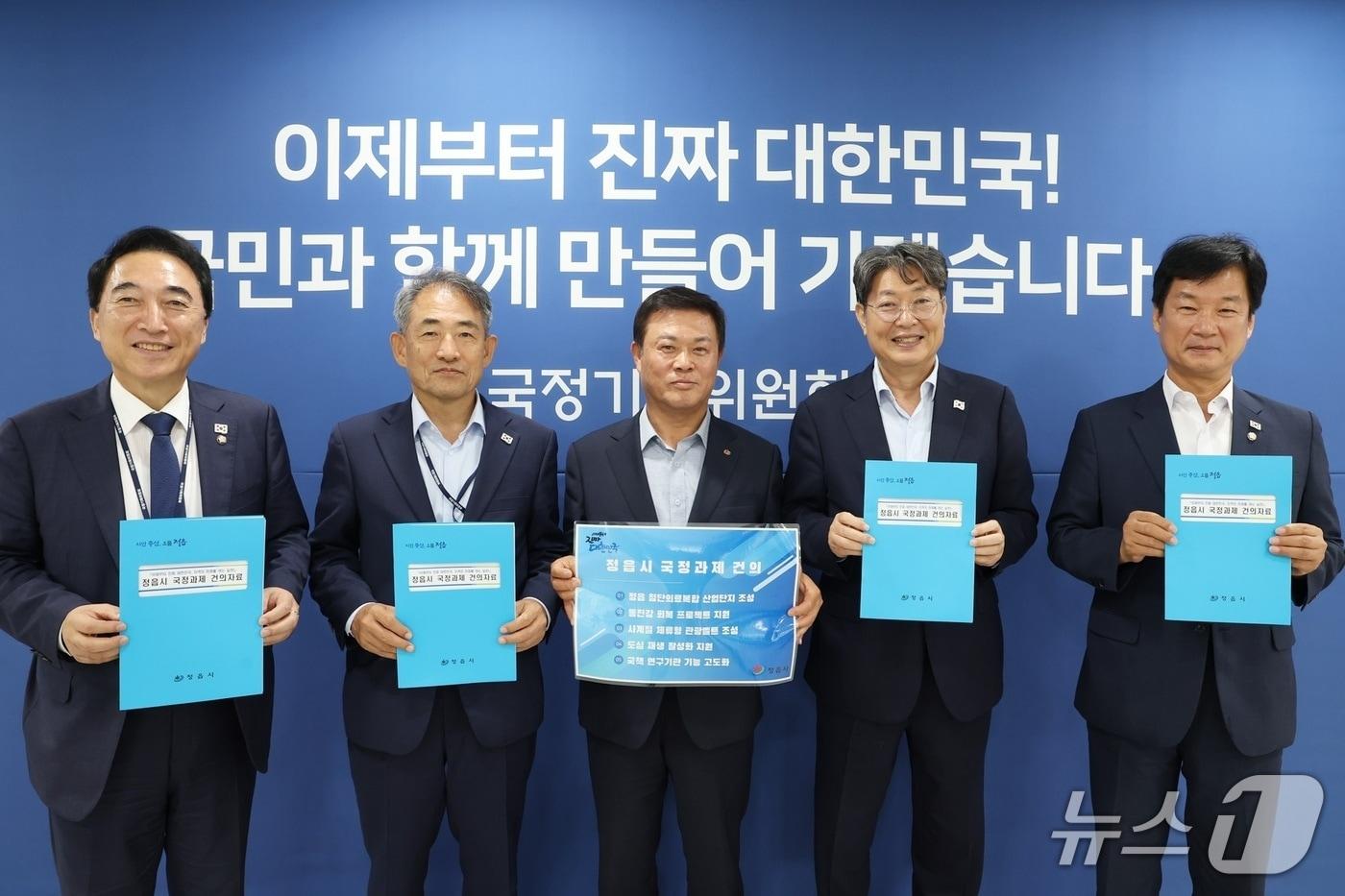 지난 28일 이학수 전북 정읍시장이 국정기획위원회를 찾아 주요 전략사업들의 국정과제 반영을 요청하고 박수현 국가균형발전특별위원장, 이춘석 경제2분과장, 윤준병 ·박균택 위원 등과 기념 촬영을 하고 있다.(정읍시 제공. 재판매 및 DB금지)/뉴스1 