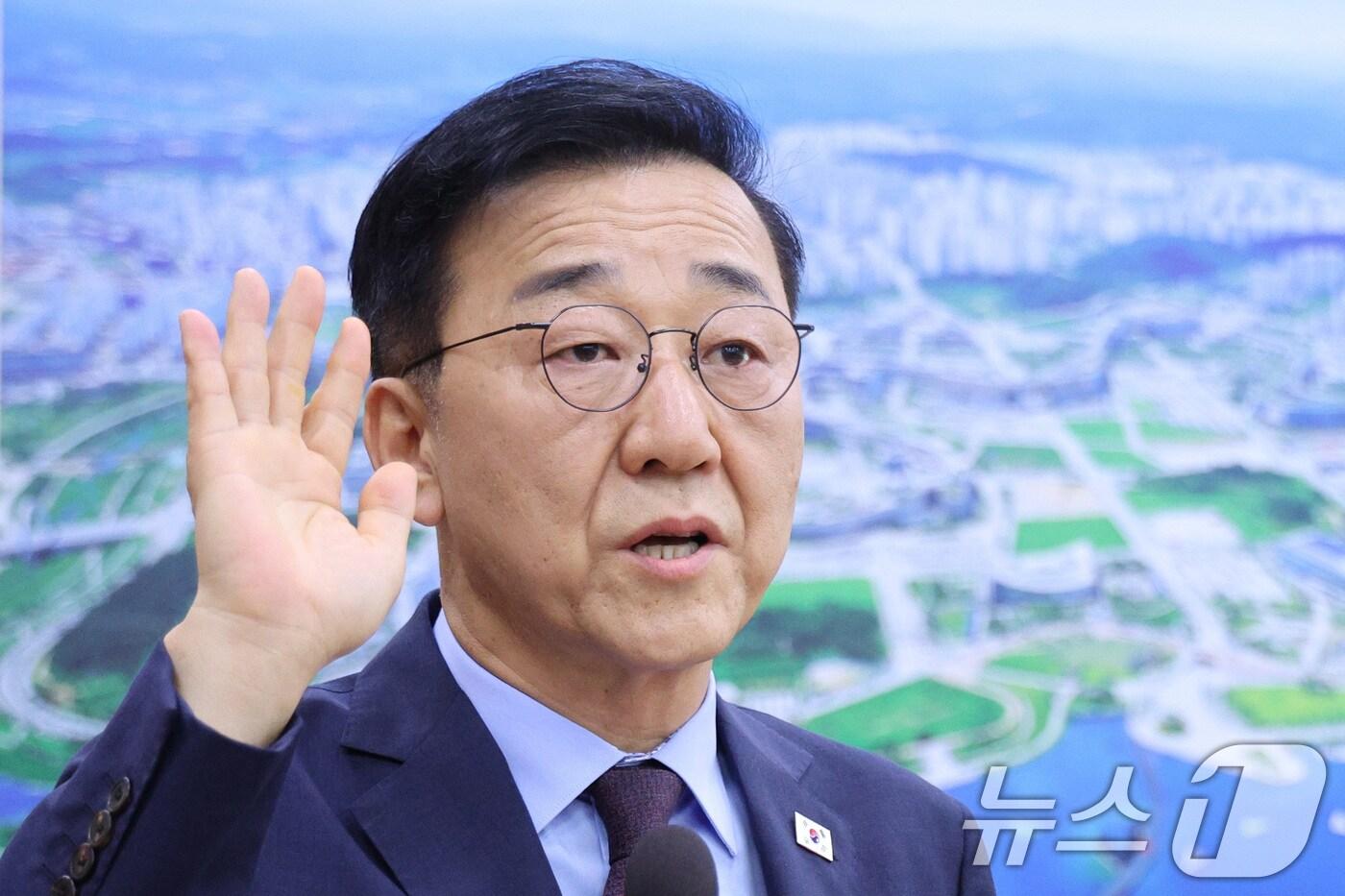 김윤덕 국토교통부 장관 후보자가 29일 오전 서울 여의도 국회 국토교통위원회에서 열린 인사청문회에서 선서를 하고 있다. 2025.7.29/뉴스1 ⓒ News1 신웅수 기자