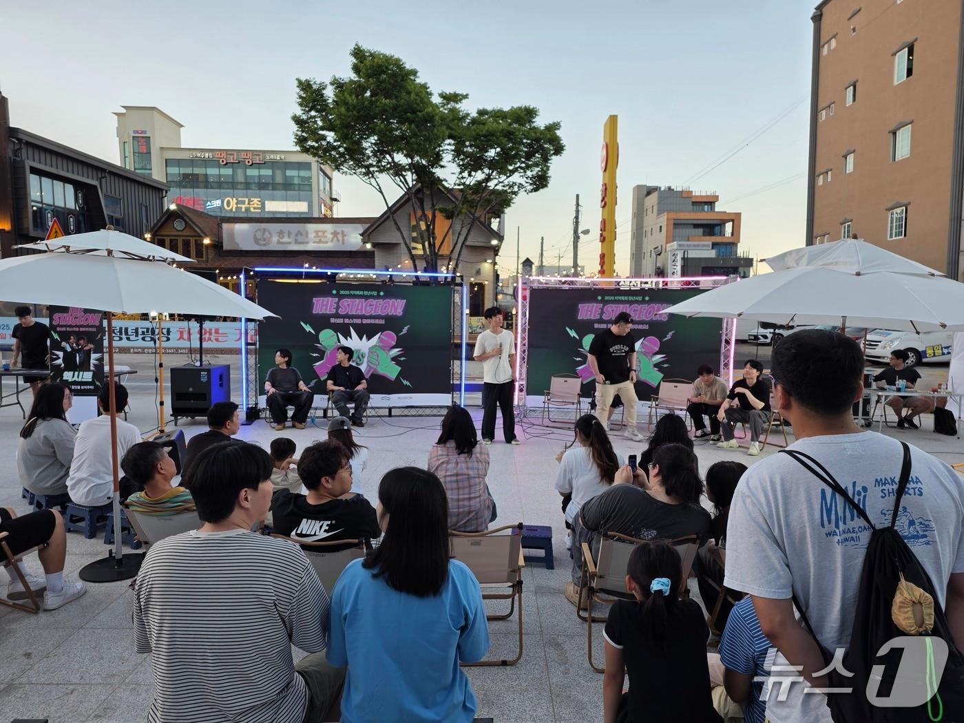 본문 이미지 - 울산 동구 일산청년광장에서 열린 일삶힐링 버스킹 공연 지원사업 ‘THE STAGE ON’의 모습. (울산 동구 제공. 재판매 및 DB금지)/뉴스1