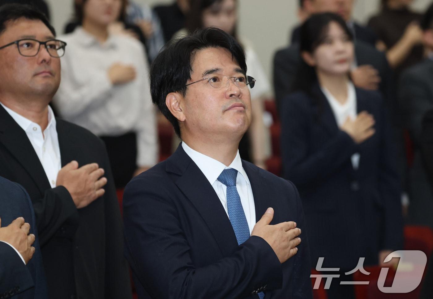 박재억 신임 수원고등검찰청 검사장이 29일 오전 경기 수원시 영통구 수원검찰청사에서 열린 취임식에서 국기에 대한 경례를 하고 있다. 2025.7.29/뉴스1 ⓒ News1 김영운 기자