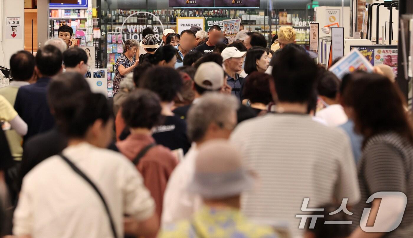 &#39;고래잇 페스타 세일&#39;이 시작된 29일 서울 이마트 용산점에서 고객들이 입장을 기다리고 있다. 이마트는 오는 8월 3일까지 국산·수입 삼겹살, 화장지, 달걀을 비롯해 수박, 복숭아 등 신선품목 등을 할인판매한다. 2025.7.29/뉴스1 ⓒ News1 김성진 기자