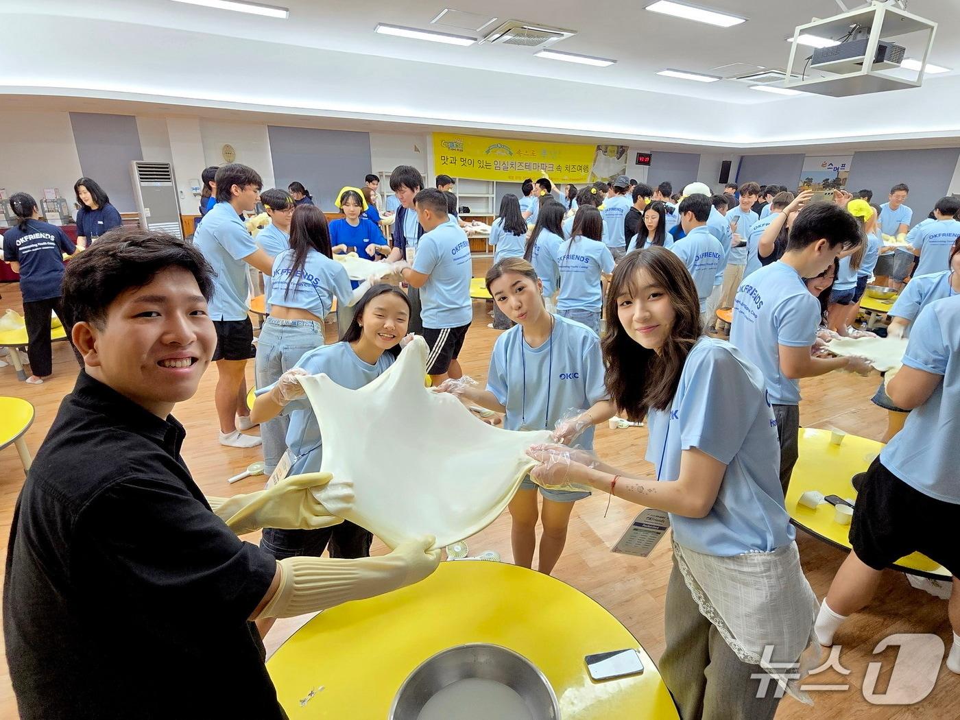 본문 이미지 - 2025 방문의 해를 맞아 전 세계에 살고 있는 청년 동포들이 전북 임실군 치즈테마파크에서 치즈 만들기 체험을 하고 있다.&#40;임실군제공. 재판매 및 DB금지&#41;2025.7.29/뉴스1