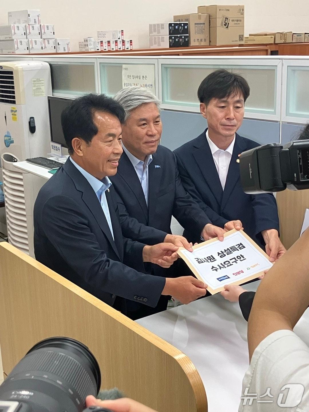 본문 이미지 - 조국혁신당·진보당·사회민주당은 29일 오전 국회에 '감사원 감사권 오남용 관련 진상규명을 위한 특별검사의 수사요구안'을 발의했다.(조국혁신당 제공)