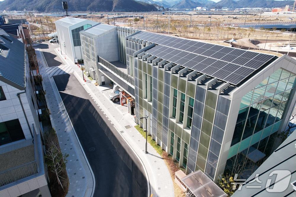 본문 이미지 - 부산에코델타시티 스마트빌리지(부산광역시 강서구 강동동 소재) 내 주민센터(커뮤니티센터) 전경. (한국수자원공사 제공.재판매 및 DB금지)/뉴스1