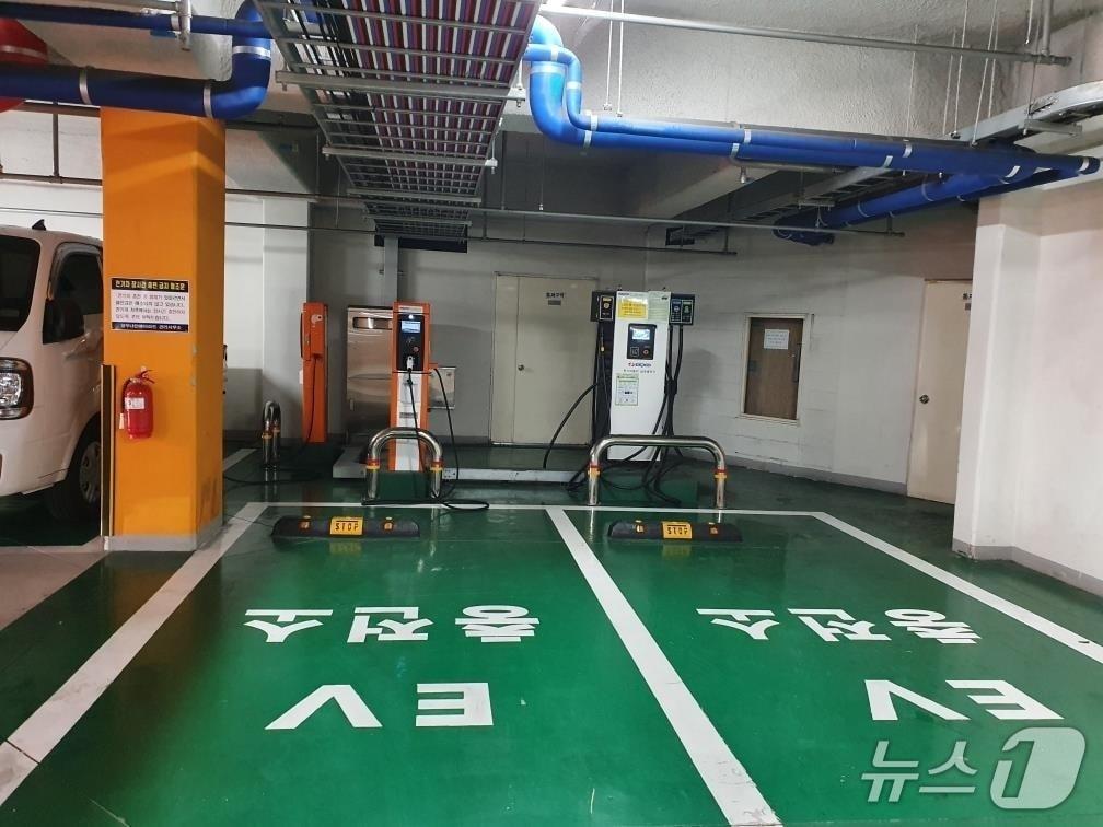 본문 이미지 - 공동주택 지하주차장에 설치된 전기차 충전 시설.&#40;정읍시 제공. 재판매 및 DB금지&#41;/뉴스1  