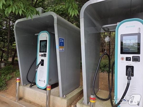 본문 이미지 - 군산시가 긴급구조신고 QR코드가 포함된 사물주소판을 전기차 충전소 등 198곳에 설치했다.(군산시 제공. 재판매 및 DB금지)