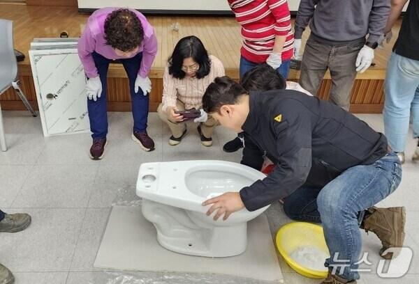 본문 이미지 - 옥천군 신중년 청춘대학 주거 관리 기술 교육 장면 (옥천군 제공, 재판매 및 DB금지) /뉴스1 