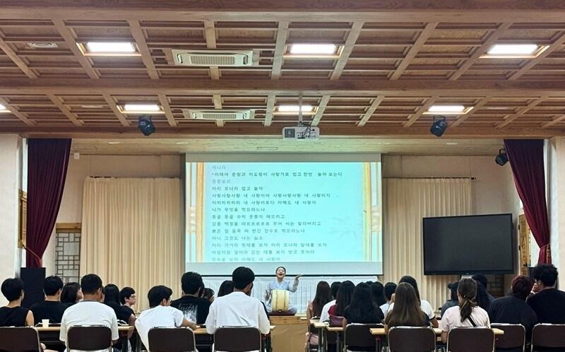 본문 이미지 - 허은선 명창과 해외교포 청소년들의 산공부 현장 / 한국전통문화교육원 제공