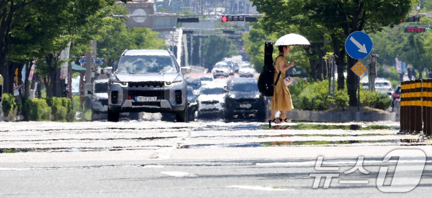 연일 무더위가 기승을 부리며 폭염경보가 이어지는 가운데 전북 전주시 효자로 위로 지열로 인한 아지랑이가 피어오르고 있다. 2025.7.29/뉴스1 ⓒ News1 유경석 기자